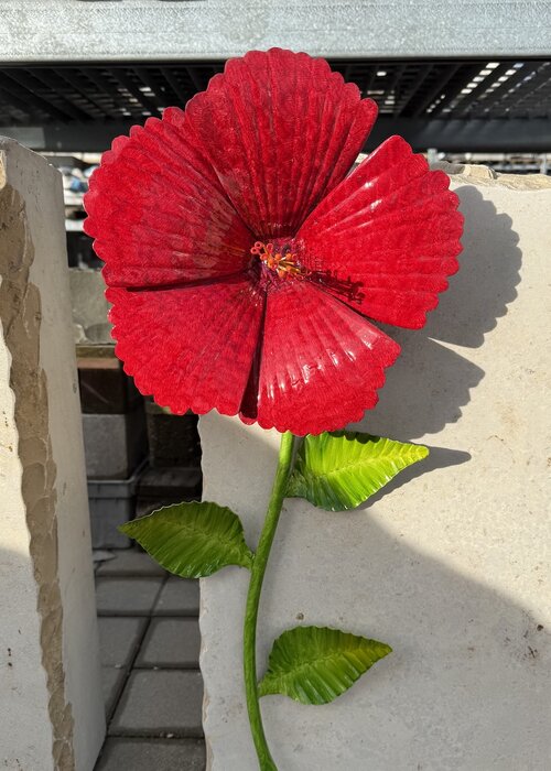 Handgearbeitetes Mohnblumen-Ornament für Kindergrabsteine. Exklusiv für unser Haus gefertigt, symbolisch, individuell und würdevoll gestaltet. | © Messerschmidt GmbH