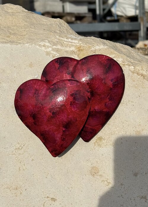 Detailansicht des handgefertigten herzförmigen Ornaments „Kornblume“ für Kindergrabsteine. Exklusiv für unser Haus gefertigt, individuell gestaltet und mit starker emotionaler Aussage. | © Messerschmidt GmbH