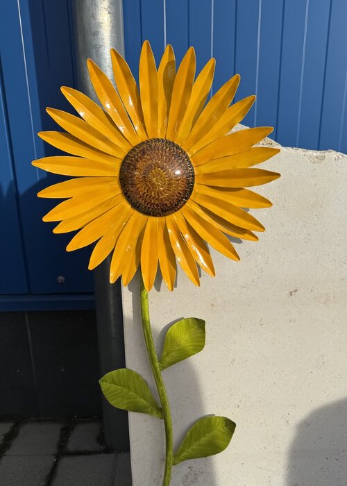 Detailansicht des handgefertigten Sonnenblumen-Ornaments für Kindergrabsteine. Exklusiv für unser Haus gefertigt, individuell gestaltet und von warmer, zugewandter Ausstrahlung. | © Messerschmidt GmbH