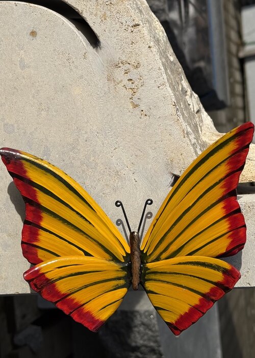Detailansicht des handgefertigten Schmetterlings-Ornaments „Apfelblüte“ für Kindergrabsteine. Exklusiv für unser Haus gefertigt, individuell gestaltet und würdevoll in der Ausstrahlung. | © Messerschmidt GmbH