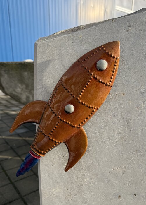 Detail des handgefertigten Ornaments „Mondrakete“ für Kindergrabsteine. Exklusiv für unser Haus gefertigt, individuell gestaltet und ausdrucksstark im Symbolcharakter. | © Messerschmidt GmbH