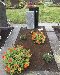 Stehender zweiteiliger Gabstein mit einem eingraviertem Kreuz für ein Einzelgrabmal bestehend aus zwei verschiedenen Granitarten.  | © Messerschmidt GmbH