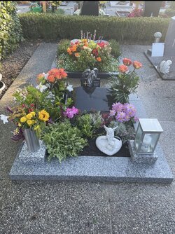 Liegender Stein hergestellt aus dunklem Granit geformt als Buch umrandet von einer helleren Granit Einfassung  | © Messerschmidt GmbH