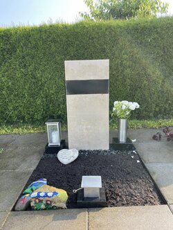 Stehender Stein hergestellt aus Jura Kalkstein, Stein bestimmt für ein Urnengrab  | © Messerschmidt GmbH 