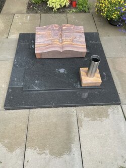 Ein liegender Urnengrabstein aus rotem Granit gefertigt | © Messerschmidt