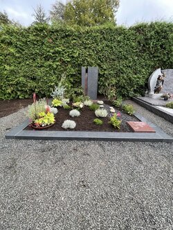 Stehender Stein hergestellt aus Diorit umrandet von einer gleichfarbigen Diorit Einfassung  | © Messerschmidt GmbH