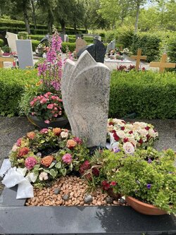 Stehender Grabstein für Urnengrabanlage aus Granit und Einfassung aus Diorit  | © Messerschmidt GmbH