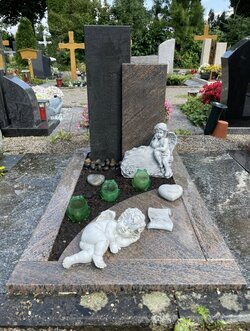 Stehender Stein hergestellt aus verschieden farbiger Granit umrandet von einer Granit Einfassung mit einer teilweise abdeckende Grabplatte  | © Messerschmidt GmbH 