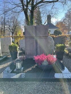 Stehender Grabstein für Doppelgrabanlage mit ausgearbeitetem Kreuz aus Granit und Einfassung aus Diorit | © Messerschmidt GmbH