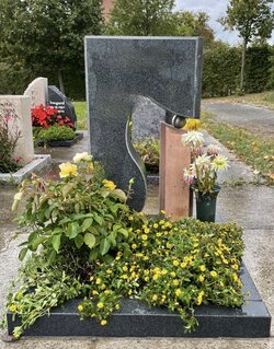 Stehender Stein hergestellt aus Basalt und rotem Sandstein umrandet von einer Basalt Einfassung  | © Messerschmidt GmbH 