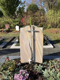 Doppelgrabstein angefertigt aus Sandstein mit Edelstahlkreuz in einer Dioriteinfassung | © Messerschmidt