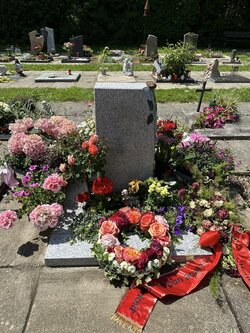 Stehender Stein hergestellt aus grauen Granit umrandet von einer gleichfarbigen Granit Einfassung  | © Messerschmidt GmbH