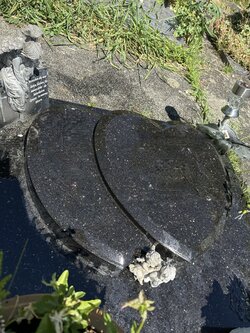 Liegender Stein hergestellt aus dunklem Granit geformt als Herz  | © Messerschmidt GmbH