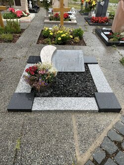 Liegender Stein hergestellt aus Diorit mit Sandstein Engelflügel mit Granit Einfassung  | © Messerschmidt GmbH