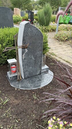 Stehender Stein hergestellt aus Basalt mit Stahlkreuz, Stein für ein Rasengrab  | © Messerschmidt GmbH