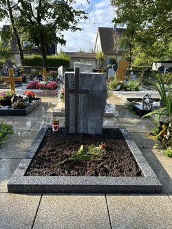 Stehender Grabstein mit herausarbeitetem Kreuz und Einfassung gesamt aus Granit. | © Messerschmidt GmbH