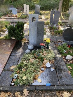 Stehender Urnengrabstein aus Granit mit Platten. | © Messerschmidt GmbH