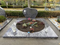 Familiengrabstelle mit Doppelgrabstein, Einfassung und teilweiser Abdeckung mit Platten aus Granit | © Messerschmidt GmbH