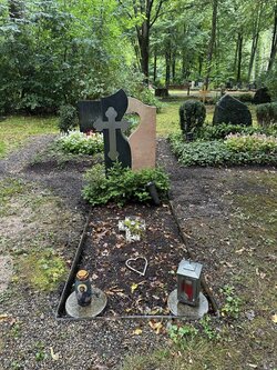 Stehender Einzelgrabstein aus Granit und Sandstein verziert von einem Edelstahlkreuz | © Messerschmidt GmbH