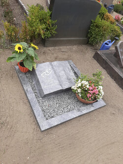 Ein liegender Urnengrabstein aus Granit gefertigt. | © Messerschmidt GmbH