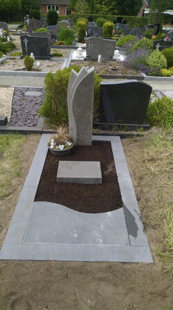 Ein stehender Grabstein welcher für ein Einzelgrab gefertigt wurde mit einer Diorit Einfassung | © Messerschmidt