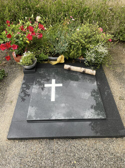 Grabplatte hergestellt aus Basalt mit Basalt Einfassung und eingraviertem Kreuz  | © Messerschmidt Gmbh