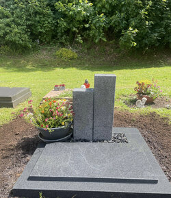 Stehender Grabstein für Urnengrabanlage und Einfassung und Grabplatte komplett aus Diorit | © Messerschmidt GmbH