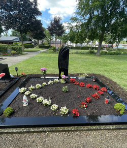 Doppelgrabstelle mit einem Einzelgrabstein angefertigt aus Granit und eine Einfassung | © Messerschmidt GmbH