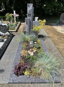 Stehender Grabstein für Einzelgrabstätte mit ausgearbeiteten Ähren und Einfassung komplett aus Granit | © Messerschmidt GmbH