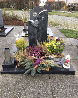 Stehender Urnengrabstein mit Herzornament mit Einfassung komplett aus Diorit | © Messerschmidt GmbH