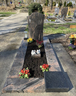 Stehender Einzelgrabstein mit ausgearbeitetem Kreuz und Einfassung komplett aus Granit | © Messerschmidt GmbH