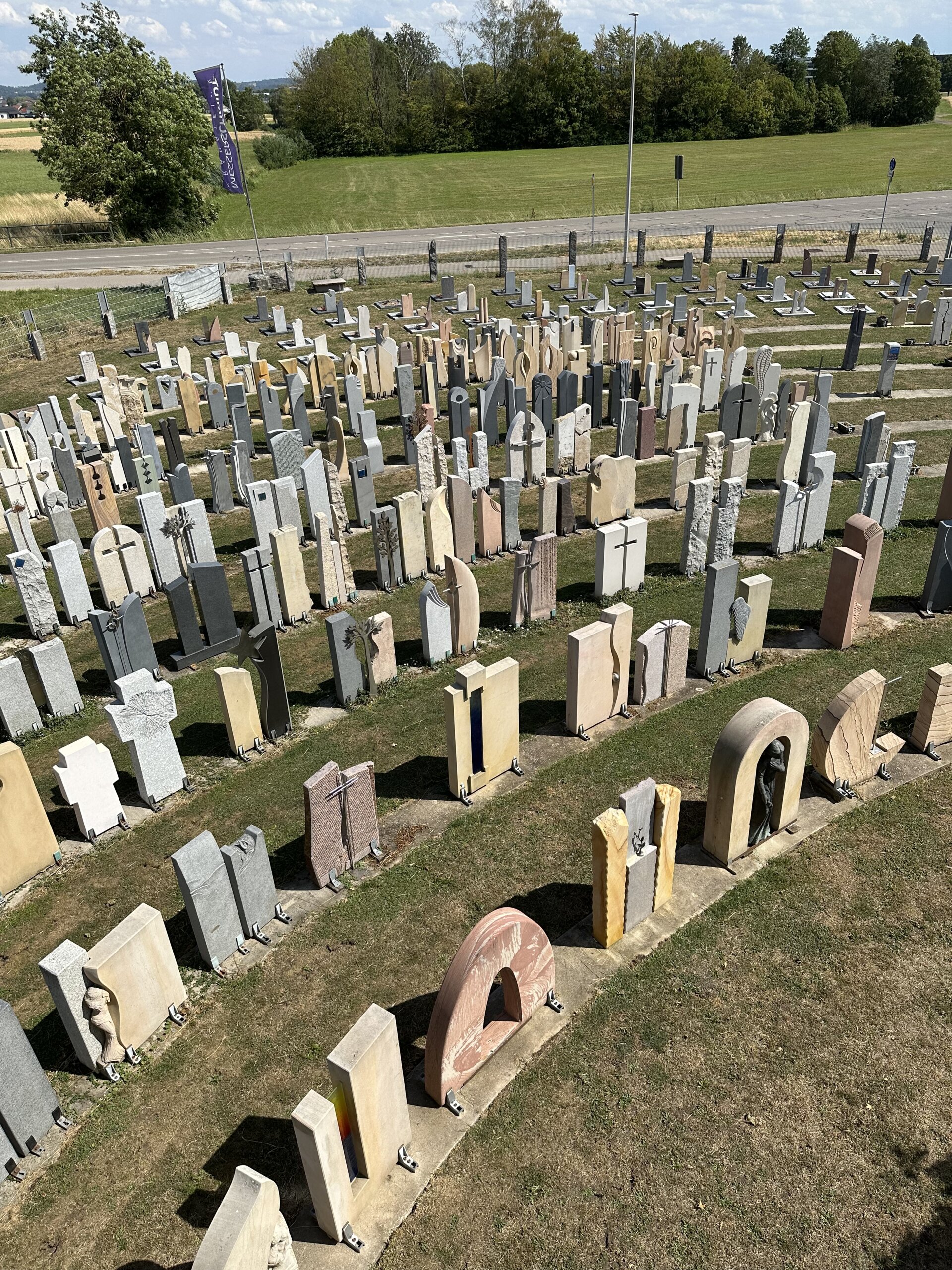 Unsere Grabsteinausstellung umfasst mehr als eintausend Grabsteine für Urnen- Einzel- und Doppelgrabstellen | © Messerschmidt GmbH