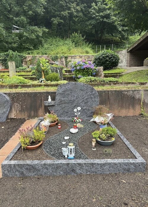 Grabstein mit Einfassung für Familiengrab aus Orion Granit. Grabfläche innerhalb aufgeteilt mit Kies und Erde | © Messerschmidt GmbH