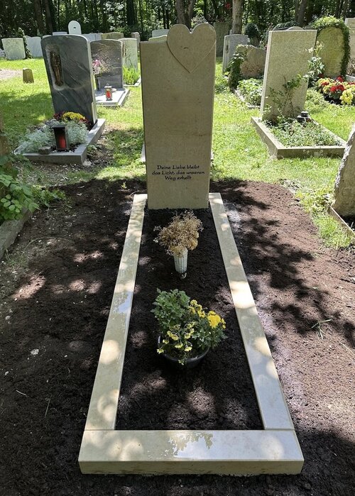Einzelgrabstein Modell Starnberg aus Jura Kalkstein. Einfassung ebenfalls angefertigt aus Jura Grabstein. | © Messerschmidt GmbH