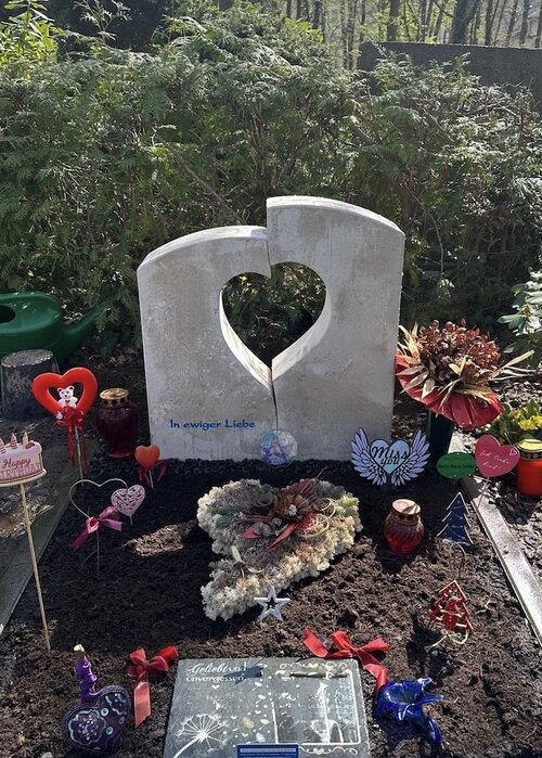 Grabstein Modell Baden Baden angefertigt aus Jura Kalkstein. Vertieft eingearbeitete Beschriftung mit blauer Farbe. | © Messerschmidt GmbH