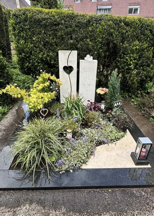 Familiengrabstelle. Stehende Steine und Platte aus hellem Jura Kalkstein. Einfassung aus dunklem Granit sorgt für einen Kontrast. | © Messerschmidt GmbH