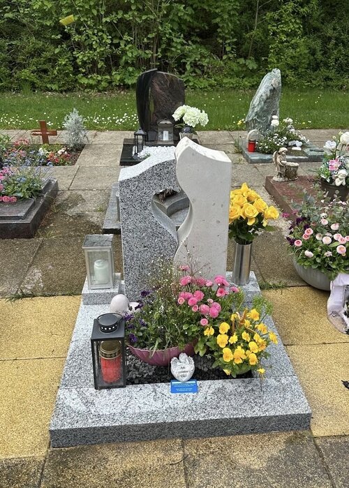 Gespiegelter Grabstein Modell Rom. Angefertigt aus Kalkstein und Granit. Einfassung passend aus Granit. Urnengrabstelle. | © Messerschmidt GmbH