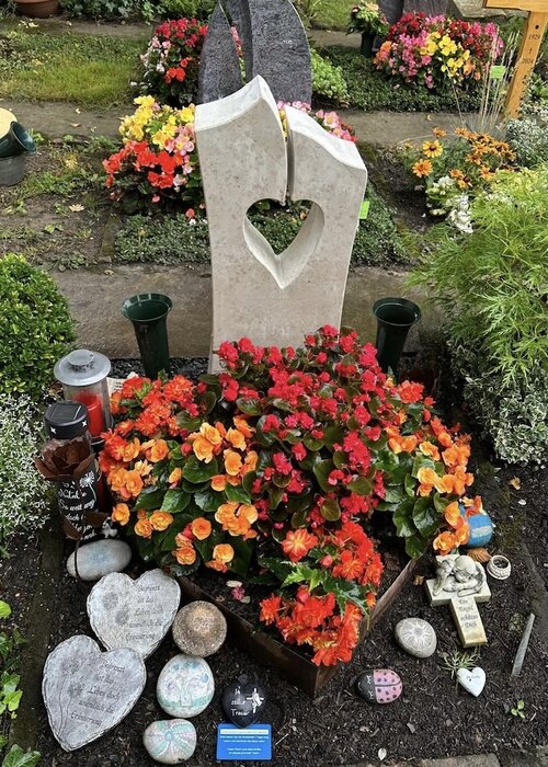 Unterschiedliche Vorgaben von verschiedenen Friedhofsverwaltungen machen es notwendig, dass die Modelle individuell angepasst werden. Hier geschehen bei dem Grabstein Modell Venedig.  | © Messerschmidt GmbH