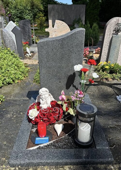 Grabstein mit Umrandung für Urnengrabstelle angefertigt aus Diorit.  | © Messerschmidt GmbH